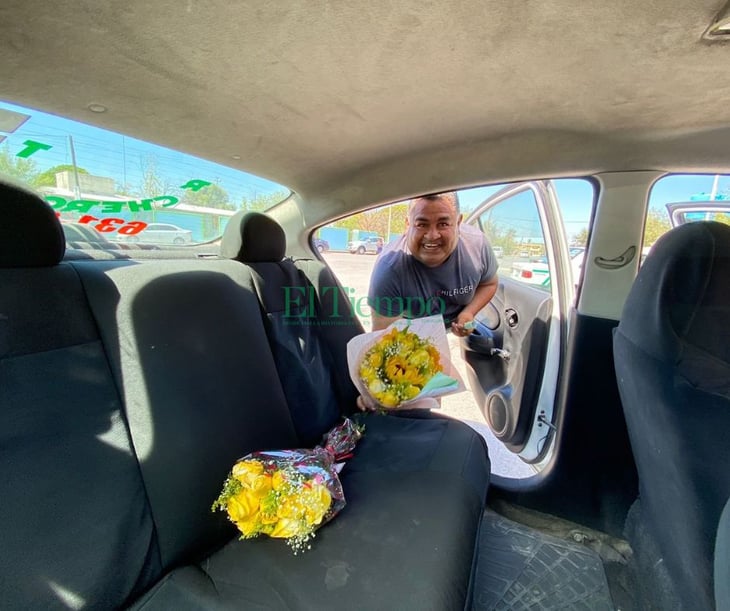 Taxista recorre las calles de Monclova para entregar flores amarillas 