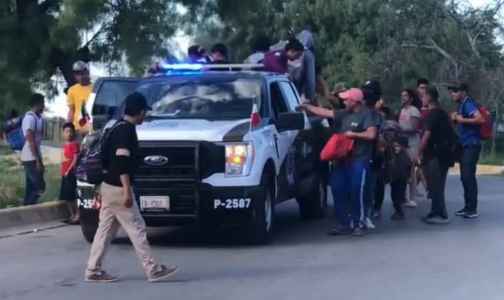 Patrulla municipal es captada transportando migrantes