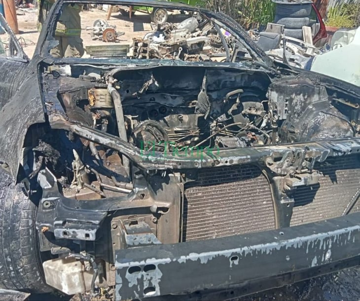 Vehículo se incendia dentro de chatarrera en la Zona Centro de Frontera