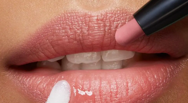 Consejos para evitar que tu labial mate agriete y reseque tus labios