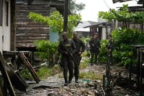 Anuncia disidencia de las FARC cese de acciones ofensivas en Colombia