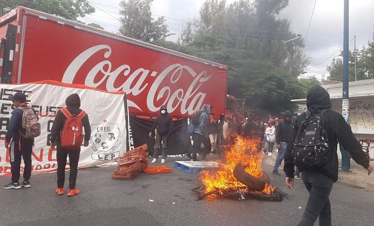 Detienen a 30 normalistas tras movilizaciones y toma de autobuses en Oaxaca