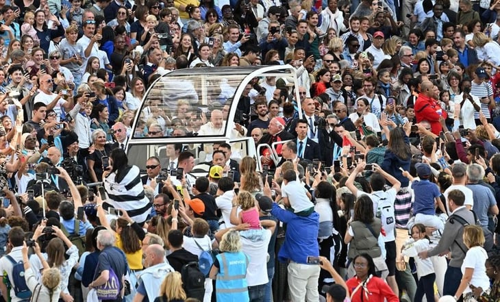 Papa Francisco llama a Europa a la responsabilidad con migrantes; celebra misa multitudinaria en Marsella
