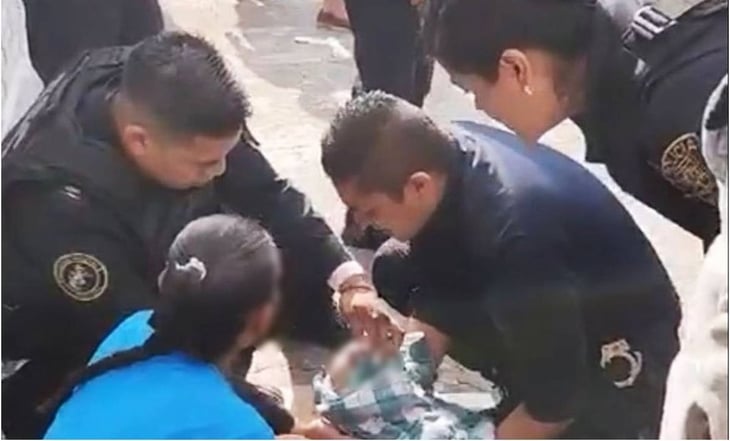 VIDEO ¡En plena calle! Policías atienden parto sobre banqueta de Iztapalapa
