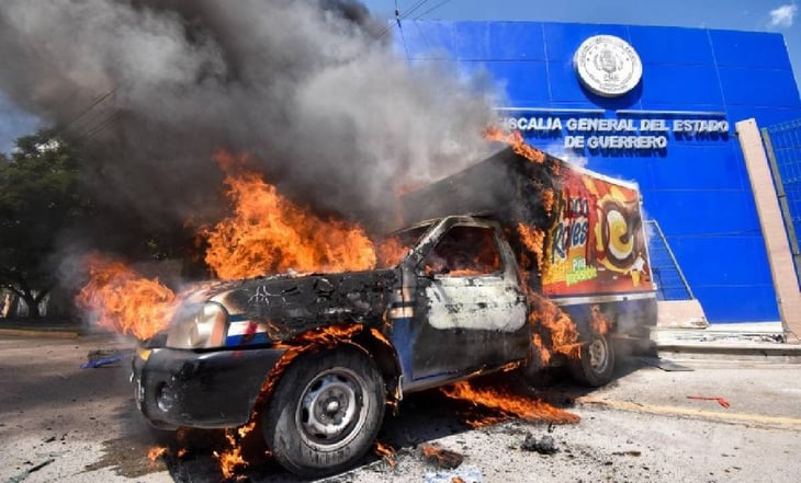 Normalistas lanzan cohetones y queman camioneta en fiscalía de Guerrero