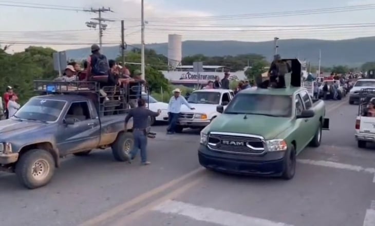Vitorean a hombres armados del Cártel de Sinaloa en Chiapas; desfilan en carretera