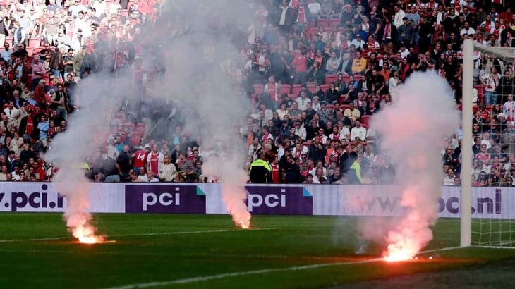 Ajax vs Feyenoord, suspendido por bengalas en el campo
