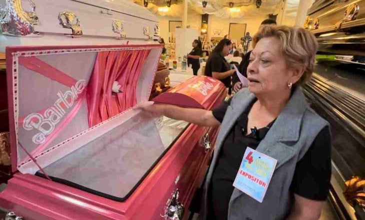 Ofertan ataúdes de Barbie, la Santa Muerte y carrozas blindadas en la Expo Funerarias