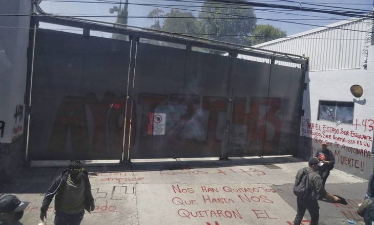 Ayotzinapa 9 años: Normalistas lanzan cohetones al Centro Nacional de Inteligencia