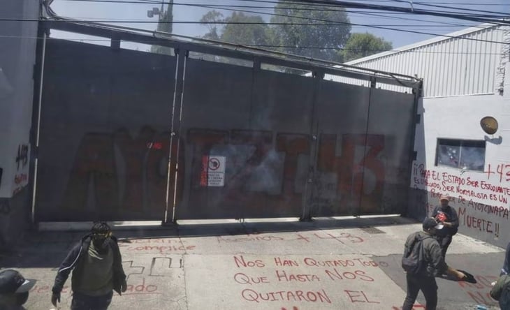 Ayotzinapa 9 años: Normalistas lanzan múltiples cohetes al CNI