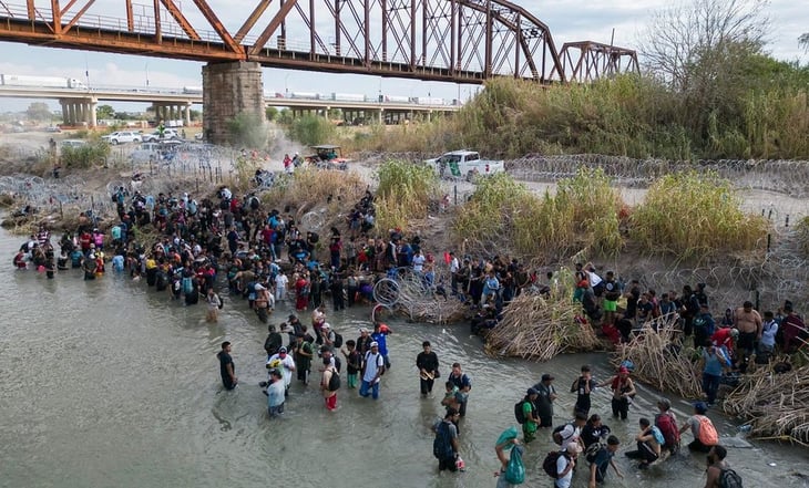Migrantes se las ingenian para cruzar las púas; ponen cobijas por encima