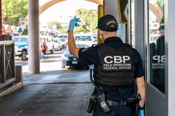 Oficiales de CBP reaniman a un bebé que no respiraba
