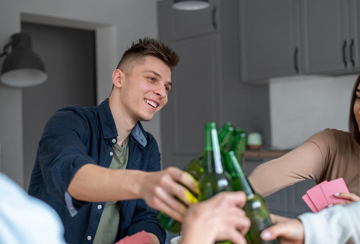 ¿Quieres que tu hijo adolescente no beba alcohol? Esto sugiere un estudio
