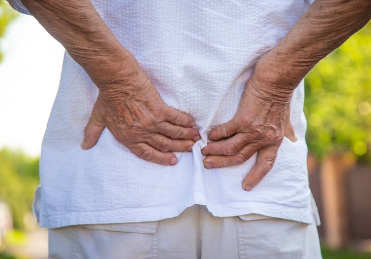 El lumbago o lumbalgia, un dolor de espalda que puede ser la primera señal de una estenosis de canal lumbar