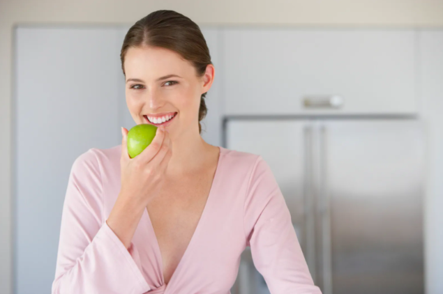 Comer una manzana todas las mañanas trae beneficios que no te imaginas