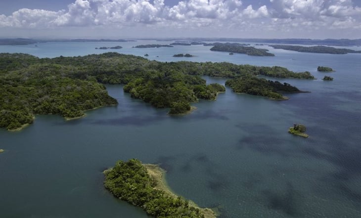 Canal de Panamá reducirá desde noviembre los cruces diarios por sequía