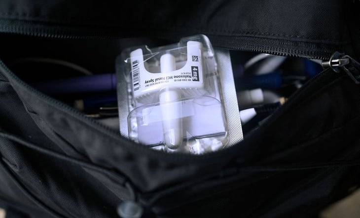 Caminito de la escuela... jóvenes cargan con calculadora, cuadernos y el antídoto ante crisis de fentanilo en EU