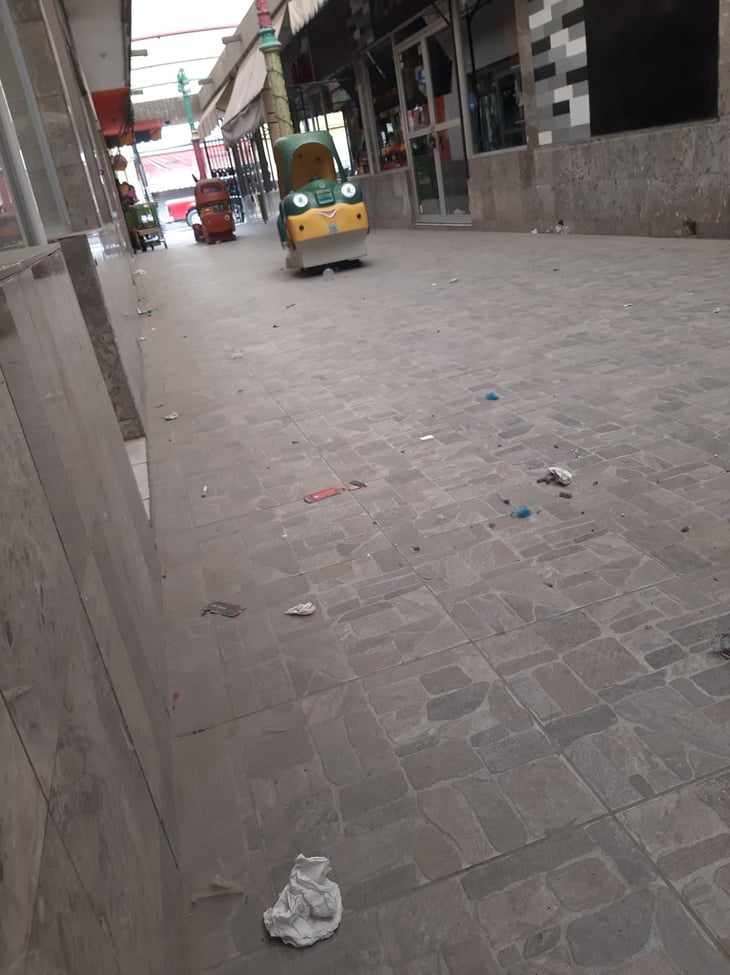 Plazas comerciales en el Centro de Monclova repletas de basura