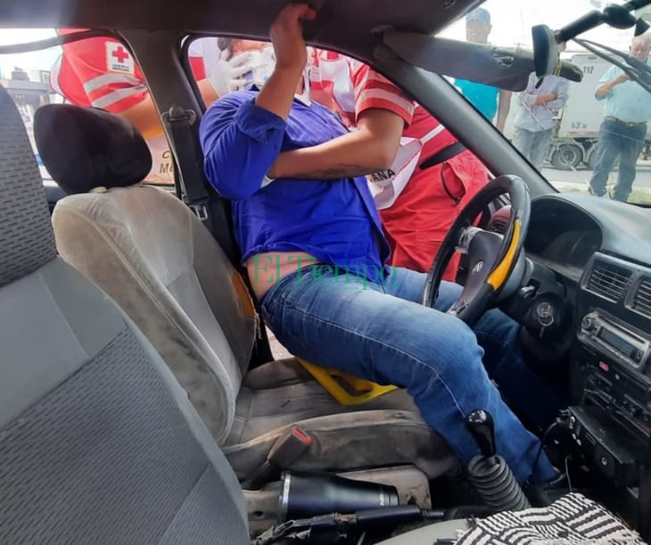 Taxista la 'riega' en las torres: provoca choque y 2 heridos