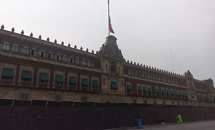 Amanecen a media asta banderas en Palacio Nacional y Corte por Matanza de Tlatelolco