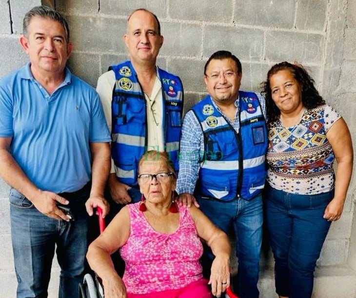 Abuelita recibe silla de ruedas de Club Rotario