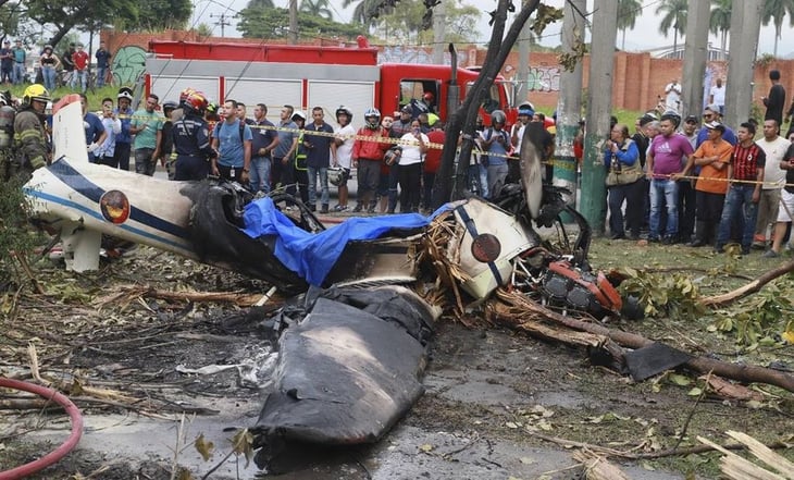 Cae avión de instrucción en Cali, Colombia; reportan un muerto y un herido