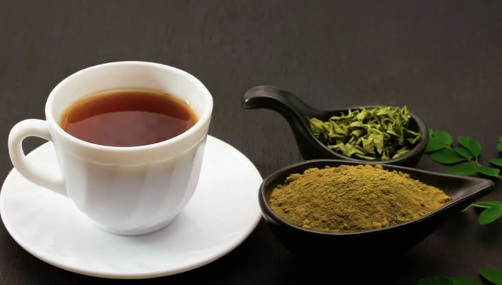 Beneficios del té de moringa en las mañanas
