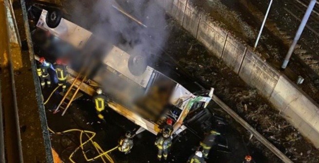 Autobús cae de un puente cerca de Venecia y deja al menos 21 fallecidos