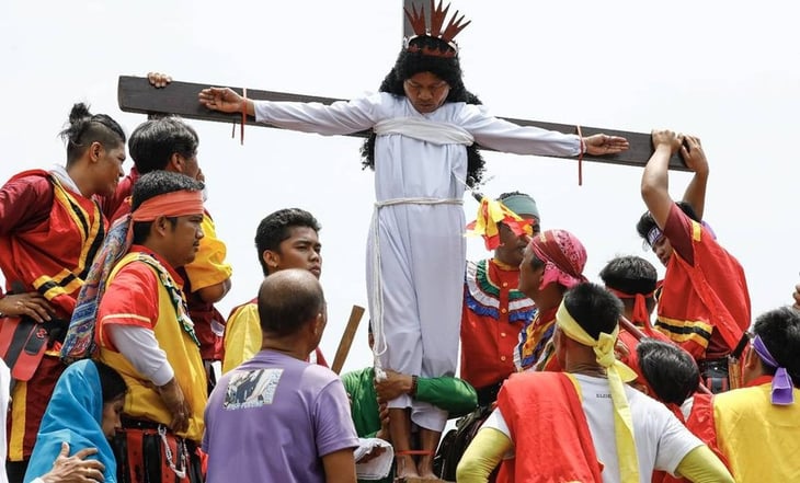 En Filipinas detienen a travesti por vestirse de Jesucristo y cantar padre nuestro en show