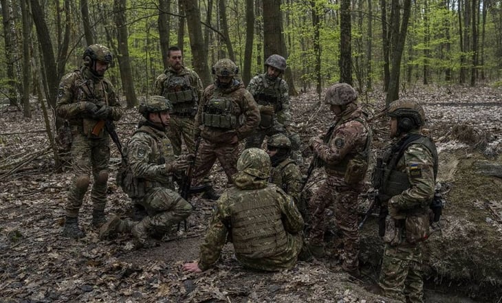 Ucrania presenta capa que hace a sus soldados 'invisibles' para las cámaras térmicas rusas