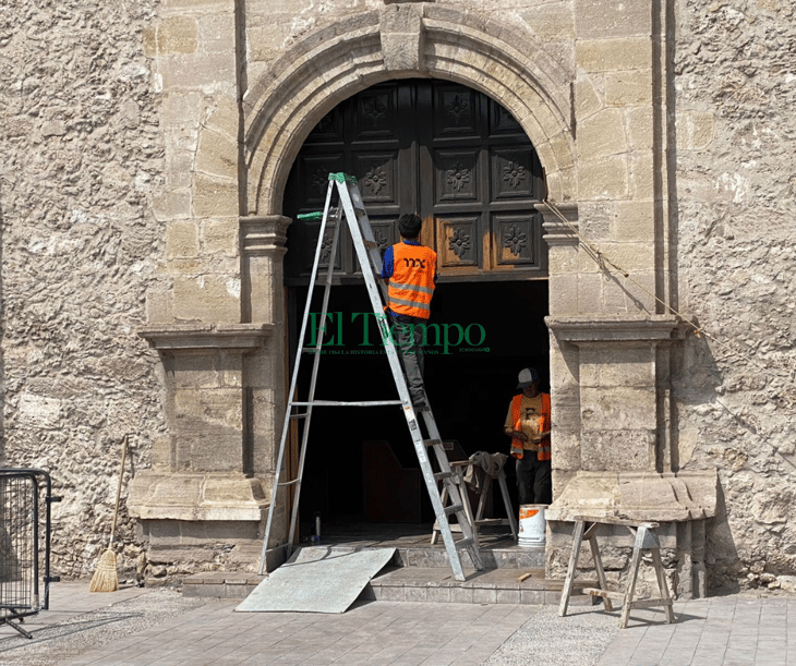 Parroquia Santiago Apóstol recibe mantenimiento en puertas y bardas