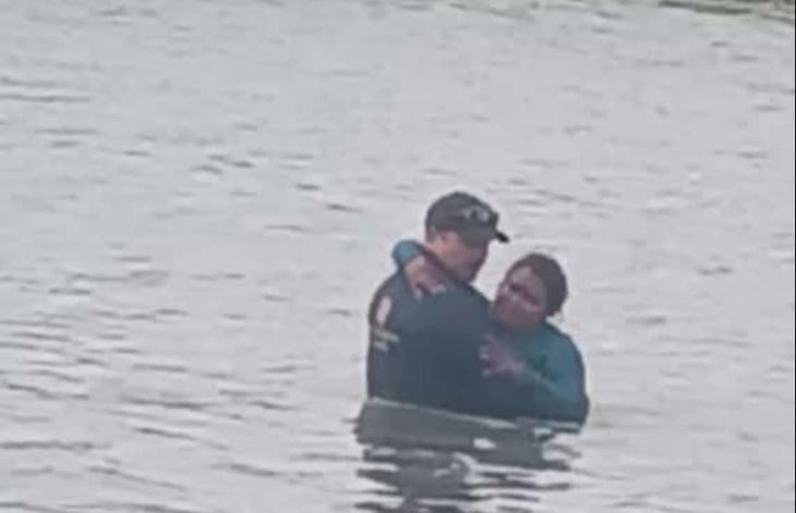 Bombero rescata a grupo de migrantes de morir ahogados 