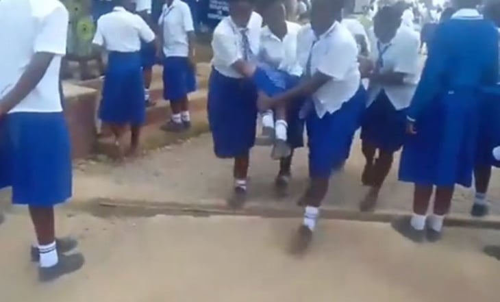 VIDEO: Captan a 100 alumnas con una 'rara enfermedad' que les impide caminar