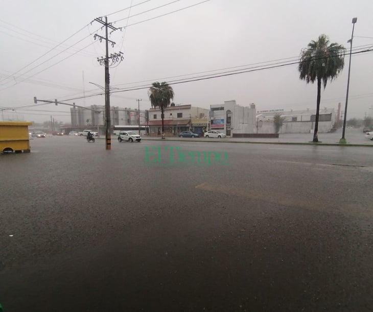 Lluvia torrencial provoca inundación de calles en Monclova
