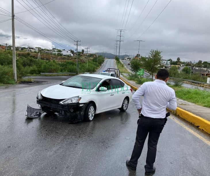 Conductora estrella su auto contra camellón central en Monclova