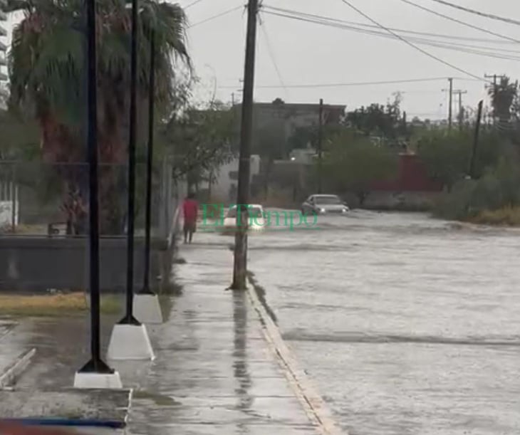 Inundación en la Colonia Leandro Valle arrastra vehículos y causa estragos