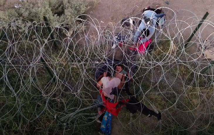 Migrantes quedan atrapados en el alambre con navajas al querer cruzar la frontera de Texas