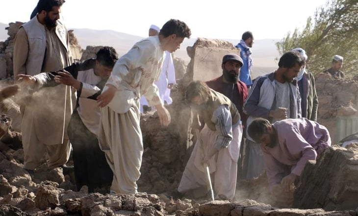 Pobladores busca a las víctimas con las manos tras sismos que mataron a 2 mil personas en Afganistán