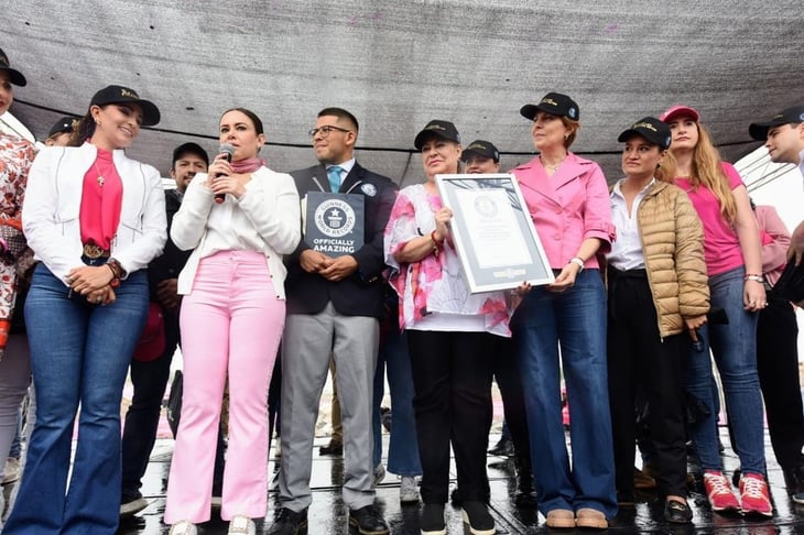 Torreón establece un récord Guinness con el moño rosa más grande del mundo