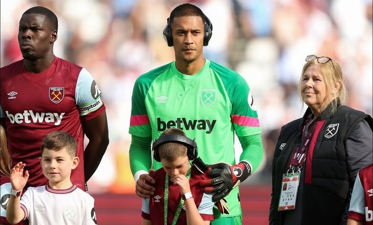 El solidario gesto del portero de West Ham al utilizar audífonos en apoyo de un niño con autismo