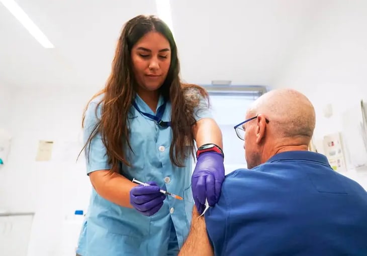 La UE insta a las personas de riesgo a vacunarse contra la gripe y el Covid