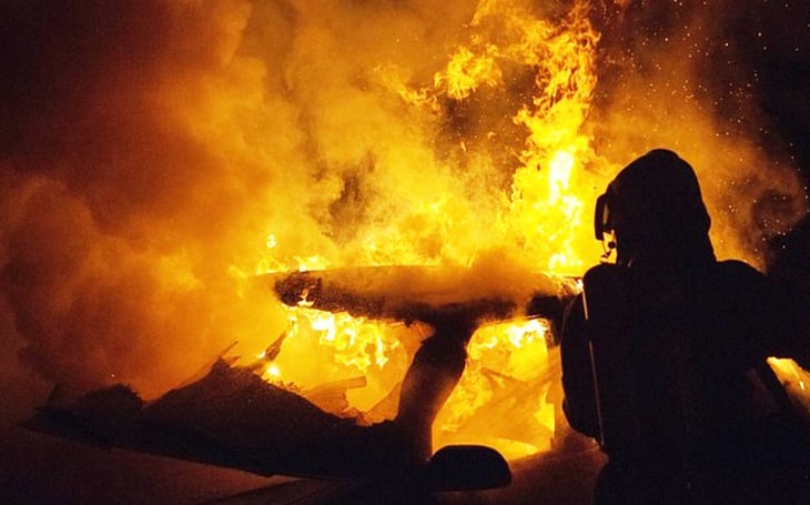 Municipios de Chiapas y Tabasco amanecen con autos incendiados 