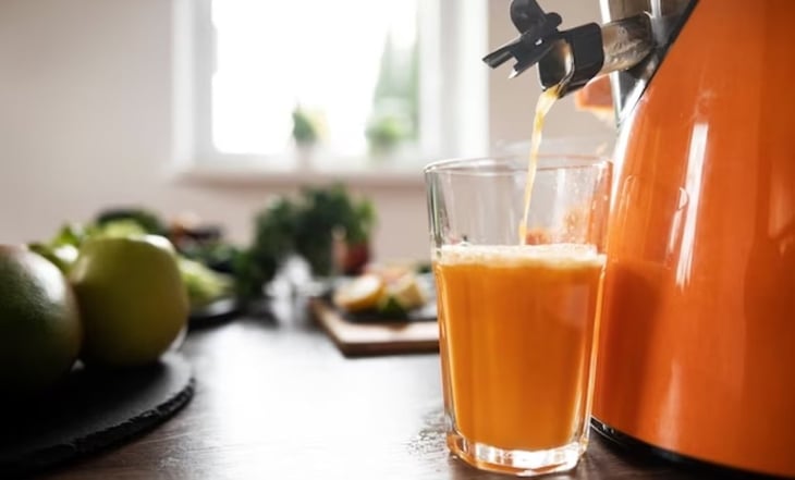 Prepara este jugo de zanahoria y apio para terminar con los dolores de la artrosis