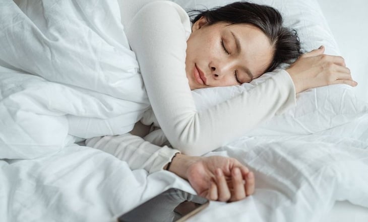 ¿Es un mal hábito dormir con tu iPhone al lado? Apple responde