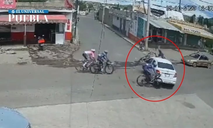 VIDEO: Conductor de auto no respeta señalamientos y provoca carambola de ciclistas en Puebla