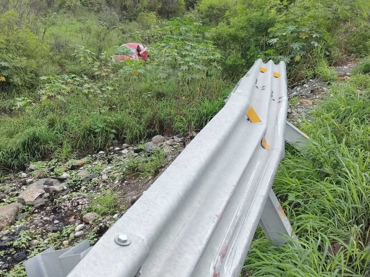 Auto cae al lecho del Río Santa Catarina; conductor está lesionado 