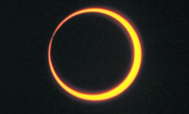 'Anillo de fuego' en el cielo de América, lo que muestra el eclipse solar anular