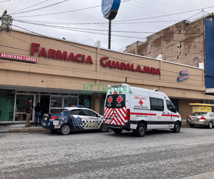 Cajera resulta herida en asalto a Farmacia Guadalajara de la Zona Centro