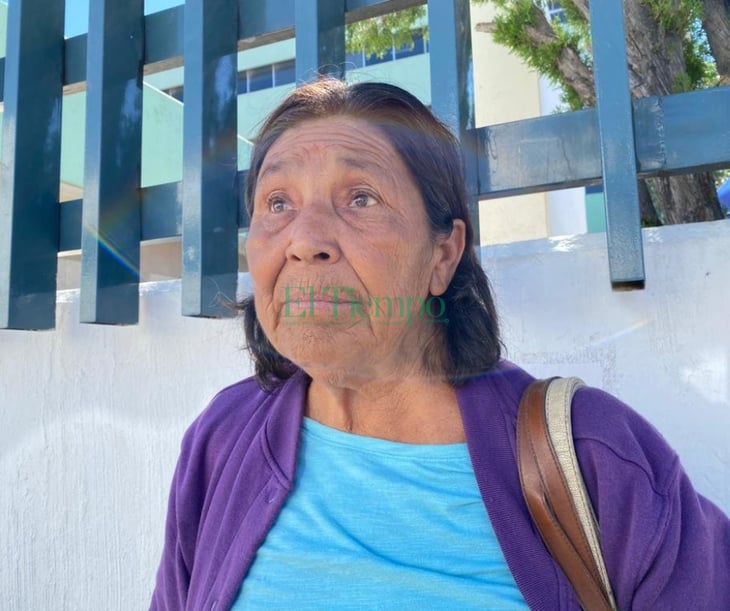 Abuelita vulnerable duerme a las afueras de la clínica 7 del IMSS al no tener un hogar 