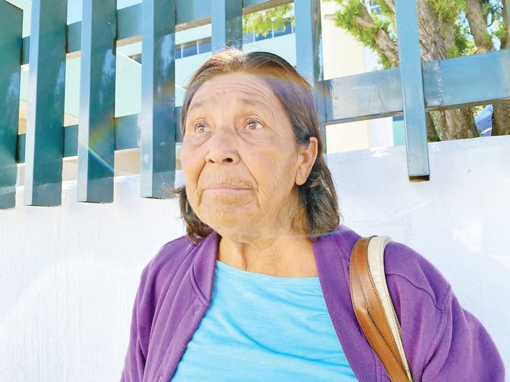 Abuelita vulnerable duerme a las afueras de la clínica 7 del IMSS al no tener un hogar